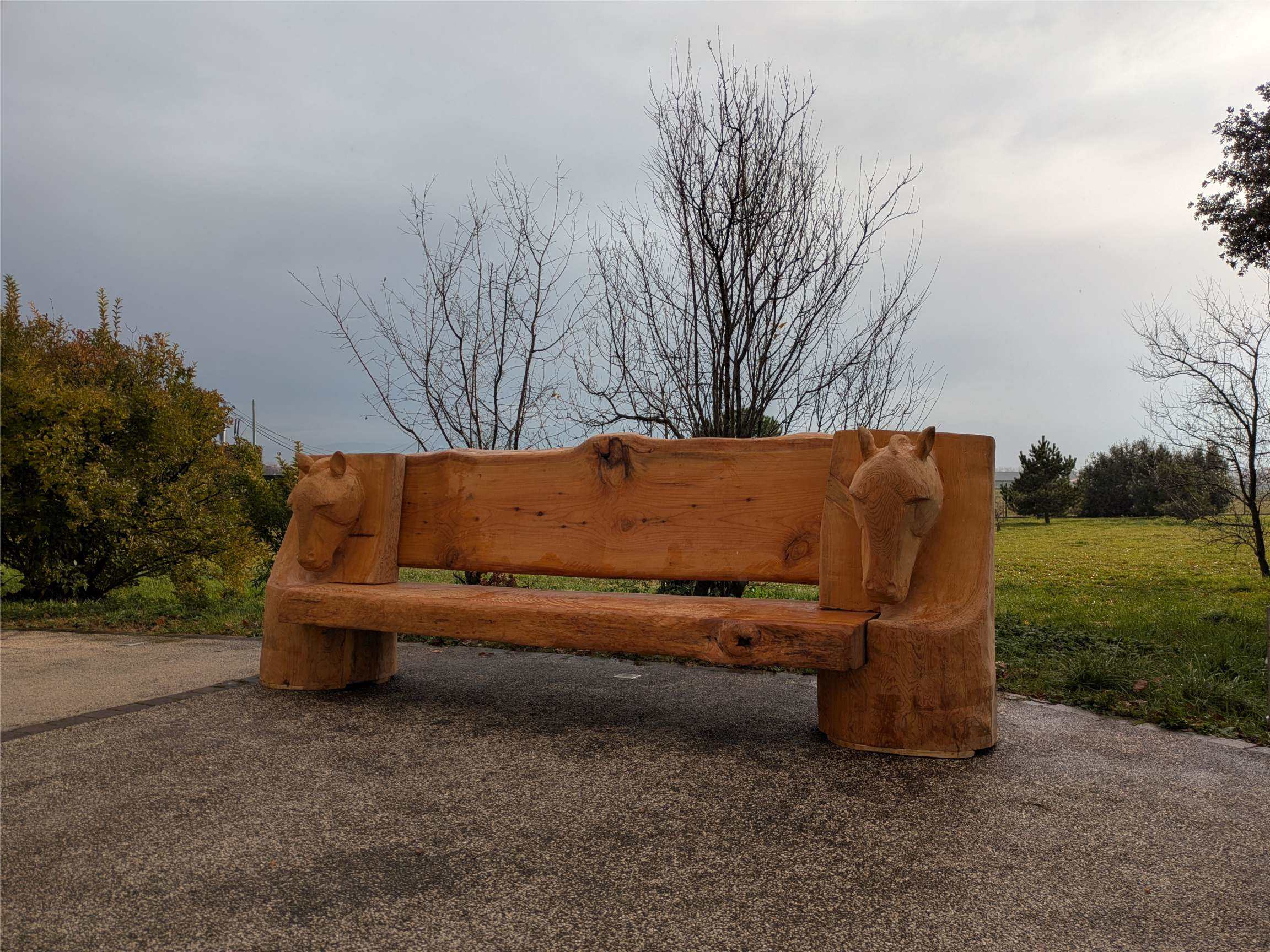 sculpture en bois banc