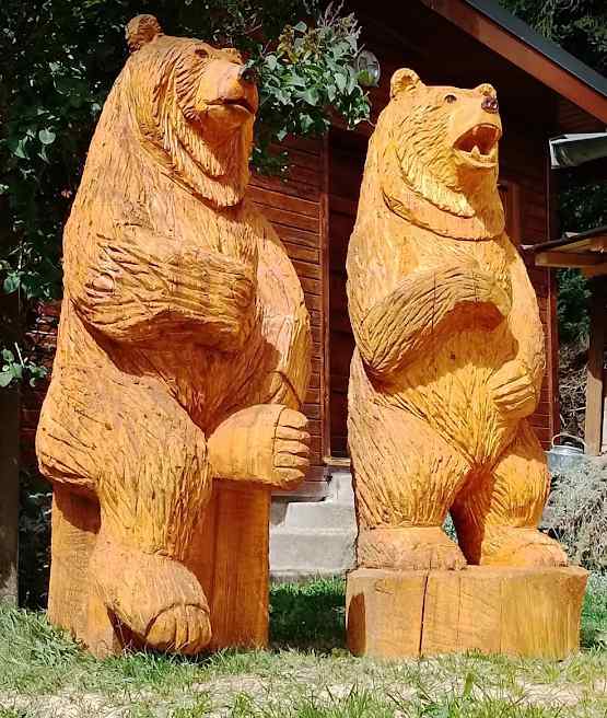sculpture ours géant fait à la tronçonneuse 